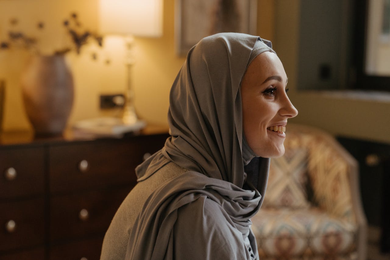 emergency-accommodation-london-woman-wearing-hijab-smiling-homeless